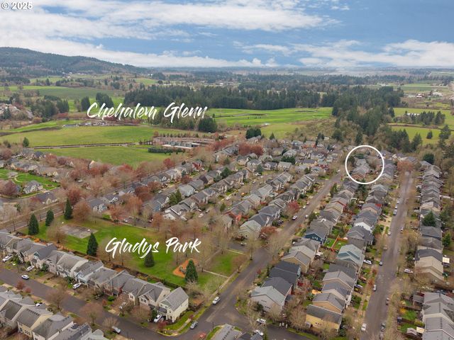 121 N BURL St, Newberg, OR 97132