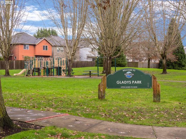 121 N BURL St, Newberg, OR 97132