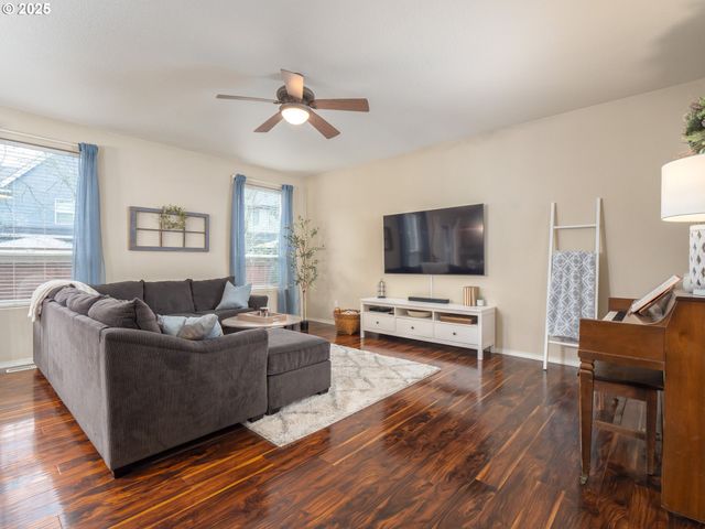 121 N BURL St, Newberg, OR 97132