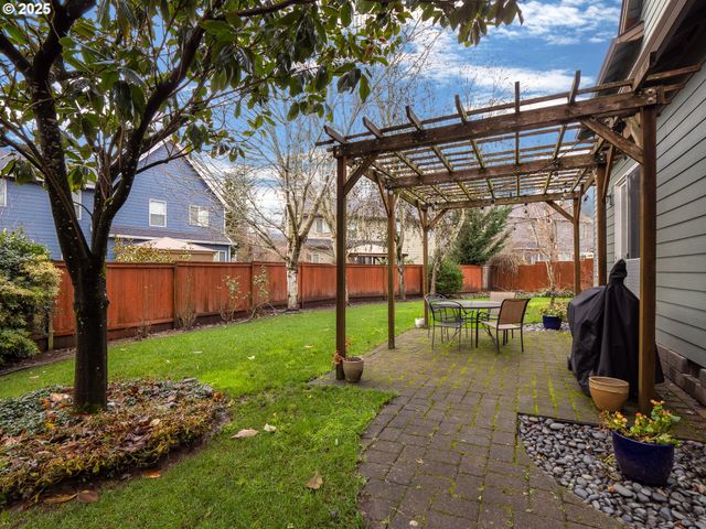 121 N BURL St, Newberg, OR 97132