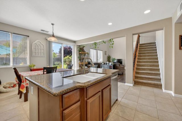1085 Ashford Ln, Lincoln, CA 95648