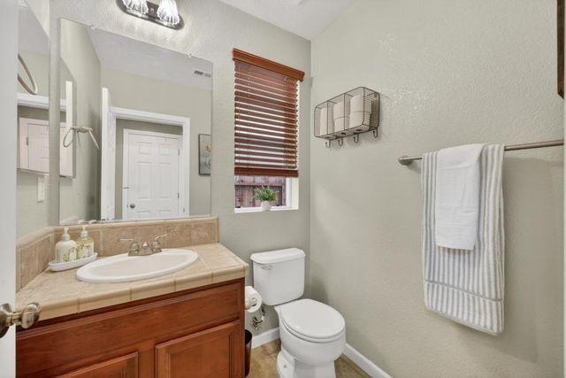 1085 Ashford Ln, Lincoln, CA 95648