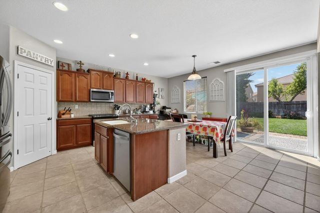 1085 Ashford Ln, Lincoln, CA 95648