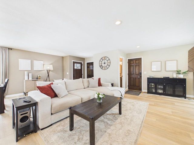 2000 Ramona ROAD, Waukesha, WI 53186