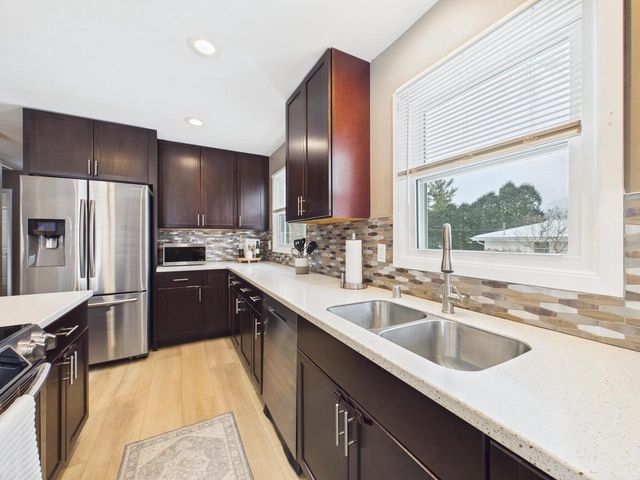 2000 Ramona ROAD, Waukesha, WI 53186