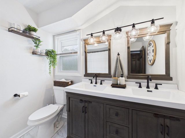 2000 Ramona ROAD, Waukesha, WI 53186