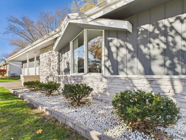 2000 Ramona ROAD, Waukesha, WI 53186