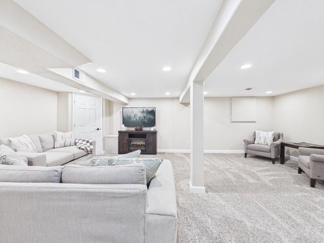 2000 Ramona ROAD, Waukesha, WI 53186