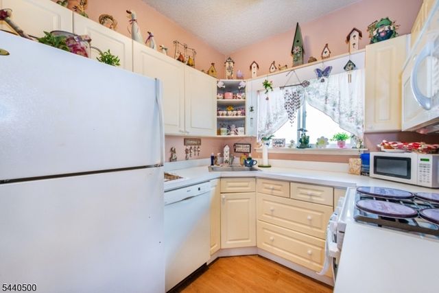 308 Brittany Dr 308, Wayne Twp., NJ 07470