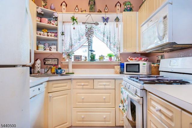 308 Brittany Dr 308, Wayne Twp., NJ 07470