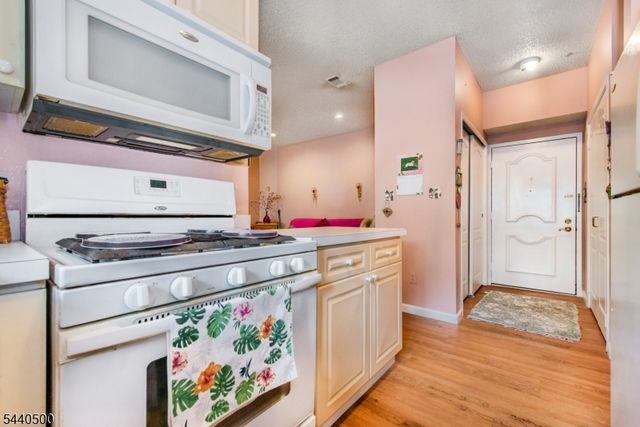 308 Brittany Dr 308, Wayne Twp., NJ 07470
