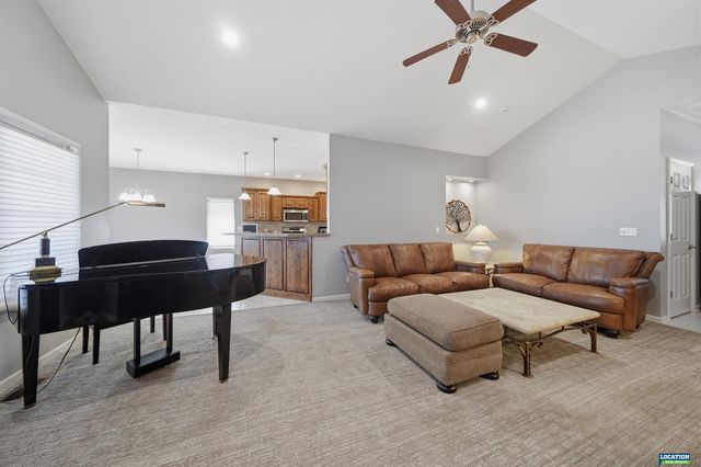 7548 Kentwell Lane, Lincoln, NE 68516