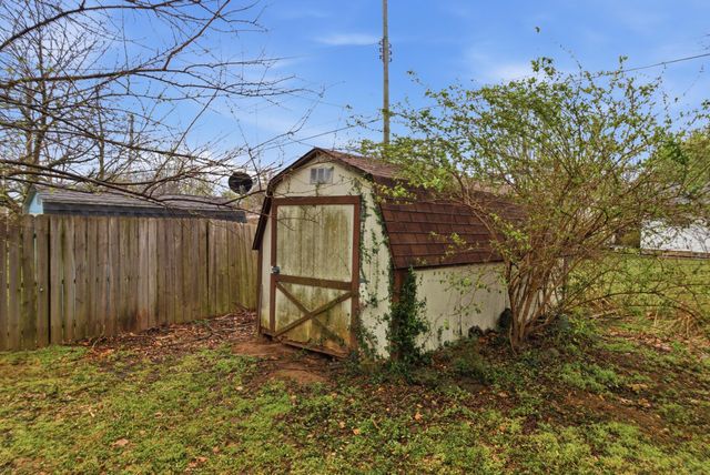 2806 W Chicago Street, Springfield, MO 65803