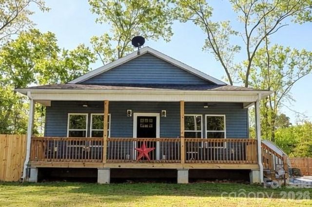 196 8th Avenue, New London, NC 28127