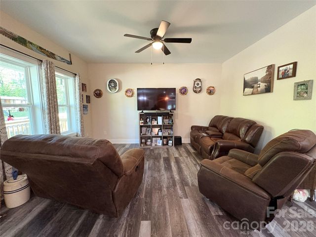 196 8th Avenue, New London, NC 28127