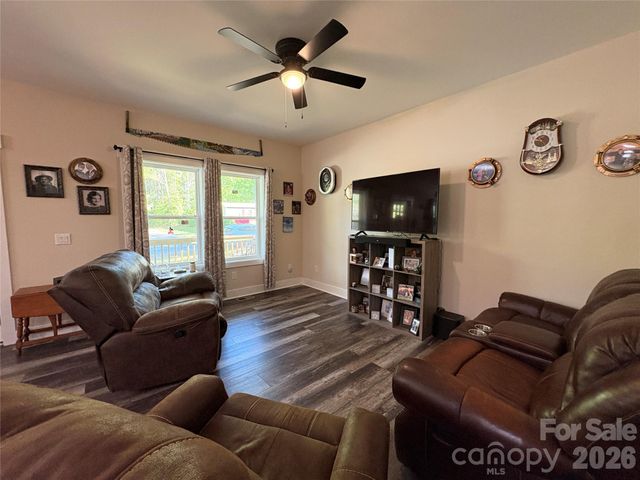 196 8th Avenue, New London, NC 28127