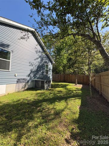 196 8th Avenue, New London, NC 28127