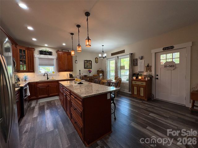 196 8th Avenue, New London, NC 28127