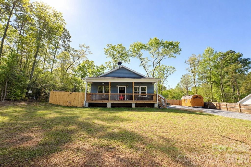 196 8th Avenue, New London, NC 28127
