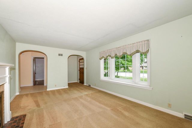 6701 W Howard AVENUE, Milwaukee, WI 53220