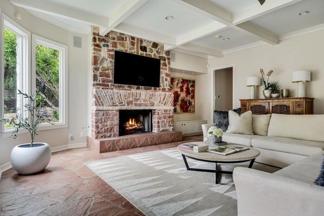 102 Wood TRL, West Lake Hills, TX 78746