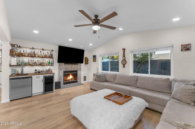 3046 E GLADE Avenue, Mesa, AZ 85204