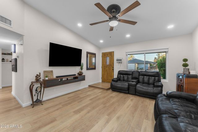 3046 E GLADE Avenue, Mesa, AZ 85204