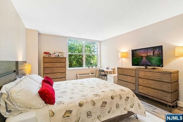 200 Grand Cove Way 3G, Edgewater, NJ 07020