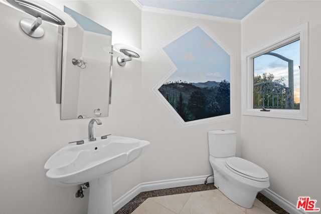1121 Roberto Lane, Los Angeles, CA 90077