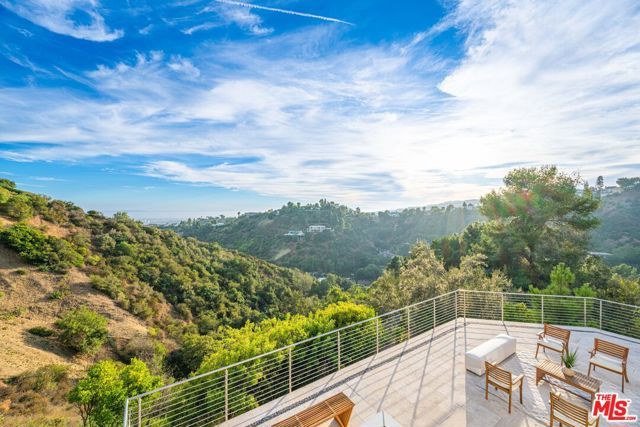 1121 Roberto Lane, Los Angeles, CA 90077