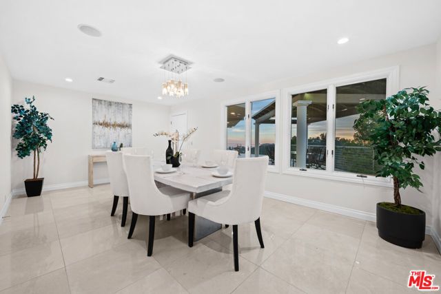 1121 Roberto Lane, Los Angeles, CA 90077