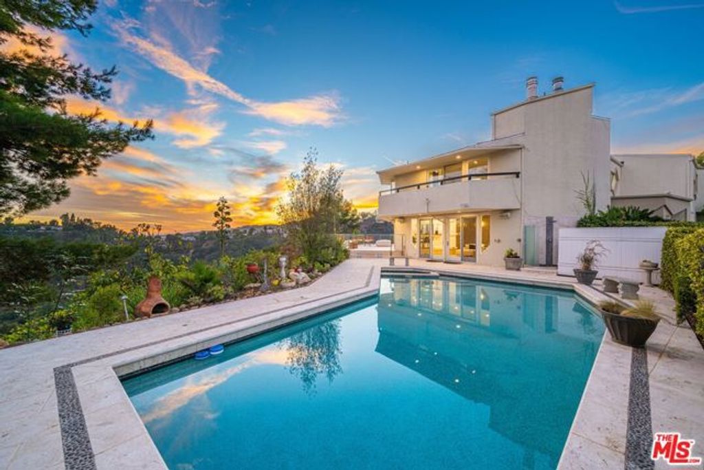 1121 Roberto Lane, Los Angeles, CA 90077