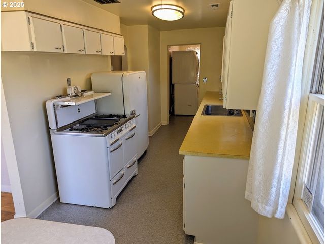 1891 LINNELL Ave, Roseburg, OR 97471