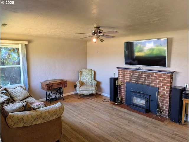 1891 LINNELL Ave, Roseburg, OR 97471