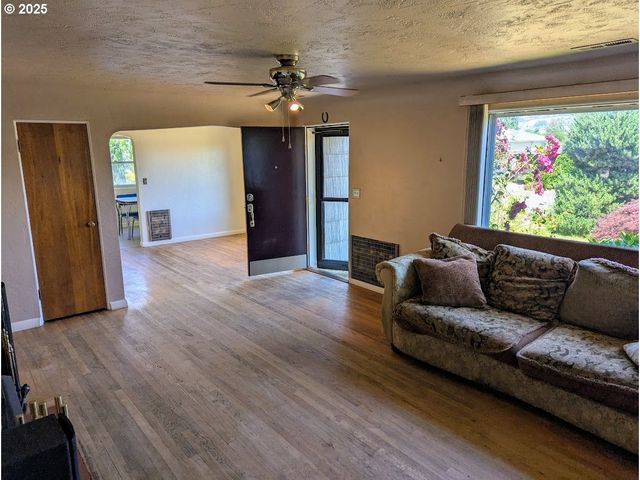 1891 LINNELL Ave, Roseburg, OR 97471