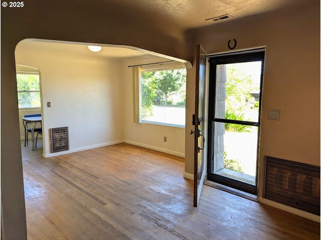 1891 LINNELL Ave, Roseburg, OR 97471