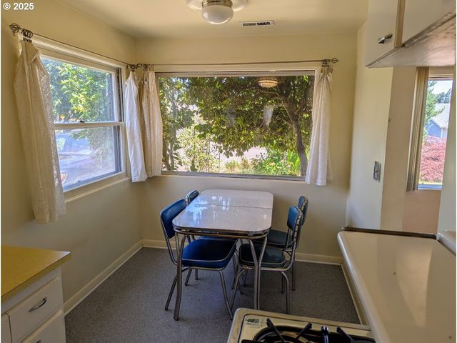 1891 LINNELL Ave, Roseburg, OR 97471