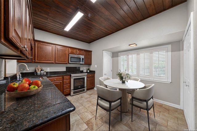 3102 Eisenhauer Rd Apt D28, San Antonio, TX 78209