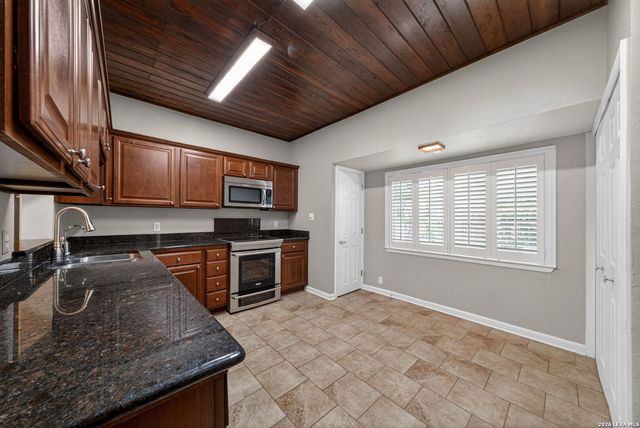 3102 Eisenhauer Rd Apt D28, San Antonio, TX 78209