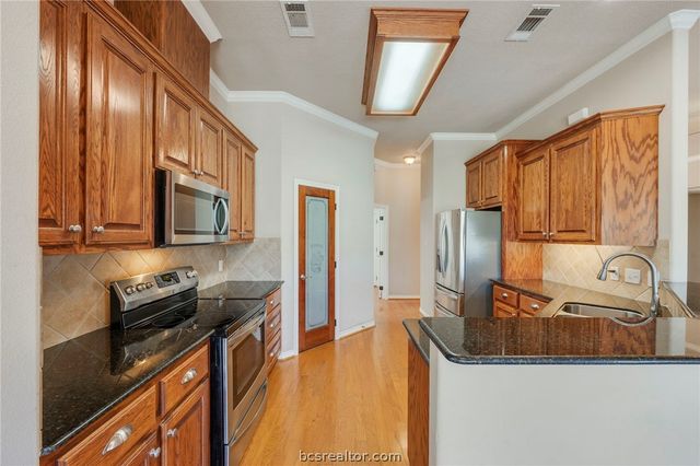 5729 Easterling Drive, Bryan, TX 77808