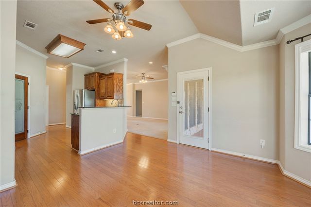 5729 Easterling Drive, Bryan, TX 77808