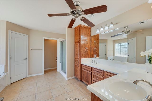 5729 Easterling Drive, Bryan, TX 77808