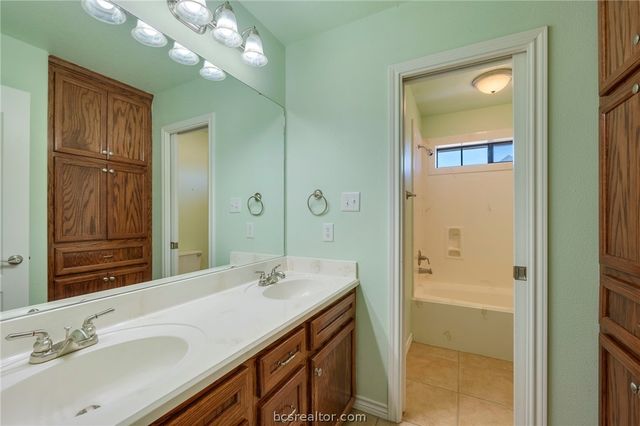 5729 Easterling Drive, Bryan, TX 77808