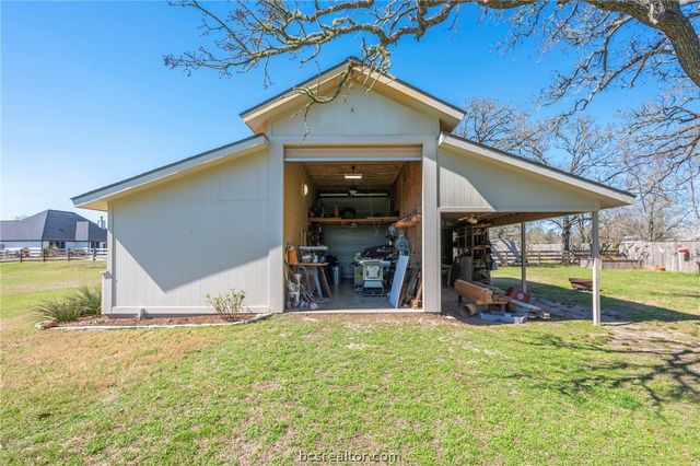 5729 Easterling Drive, Bryan, TX 77808