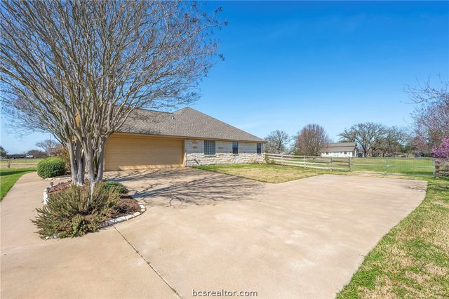 5729 Easterling Drive, Bryan, TX 77808