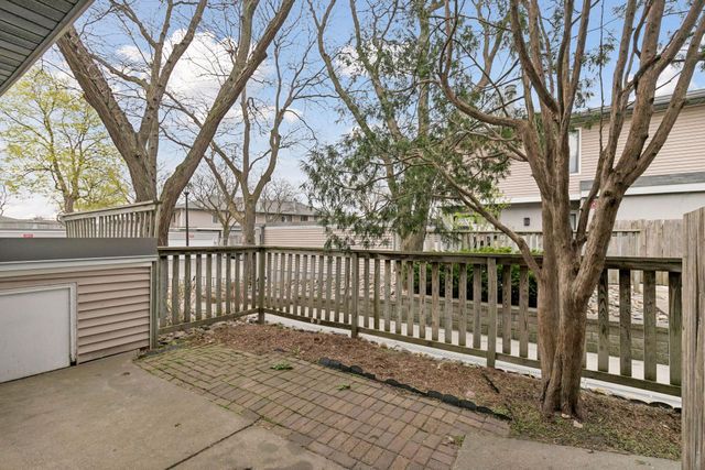 1318 Landmark Trail N, Hopkins, MN 55343