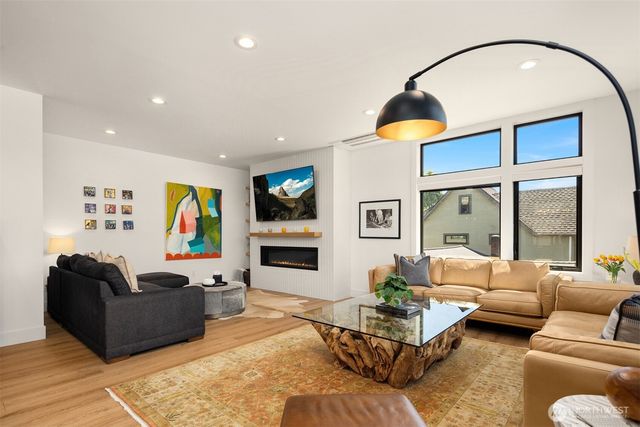 3240 32nd Avenue W, Seattle, WA 98199