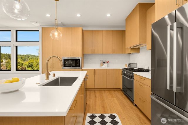 3240 32nd Avenue W, Seattle, WA 98199