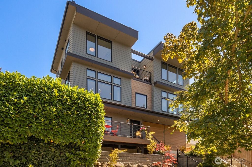 3240 32nd Avenue W, Seattle, WA 98199