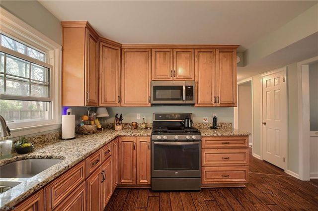 312 Sharon DR, Seaford, VA 23696